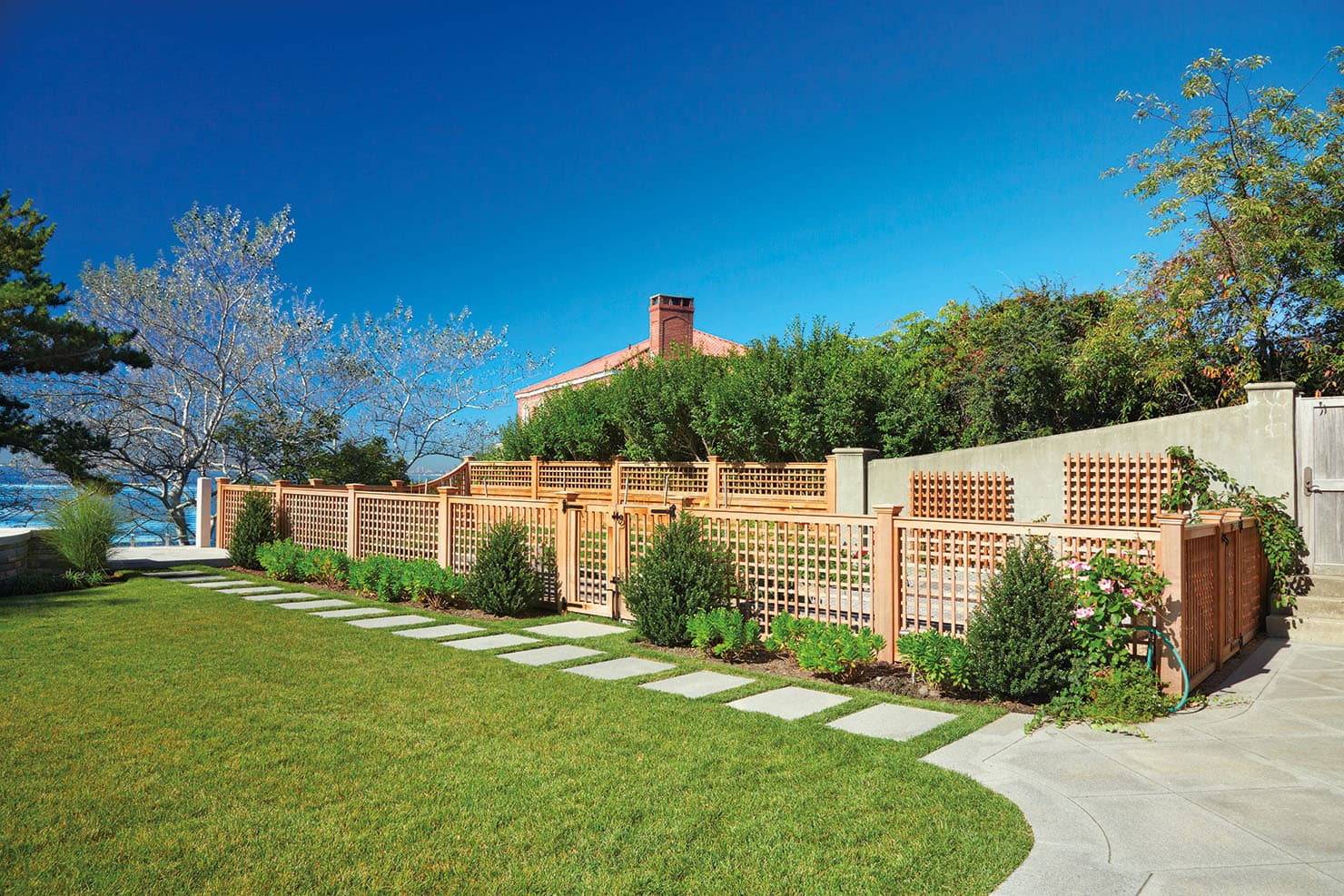 Large Garden with a fence